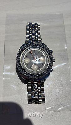 La montre vintage LeCoultre Chronographe E2647 en acier manuel de 38,5 mm vendue en l'état.