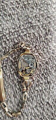 Montre vintage rare pour femme LeCoultre en or rempli 10k. Le bracelet indique 1120-12k rempli P.